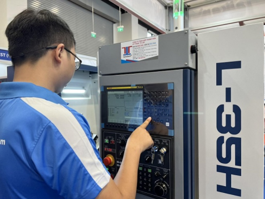 Sử dụng máy tiện CNC