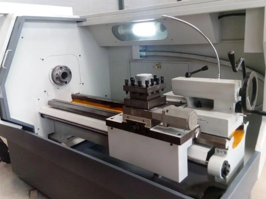 máy tiện CNC giường phẳng và giường nghiêng
