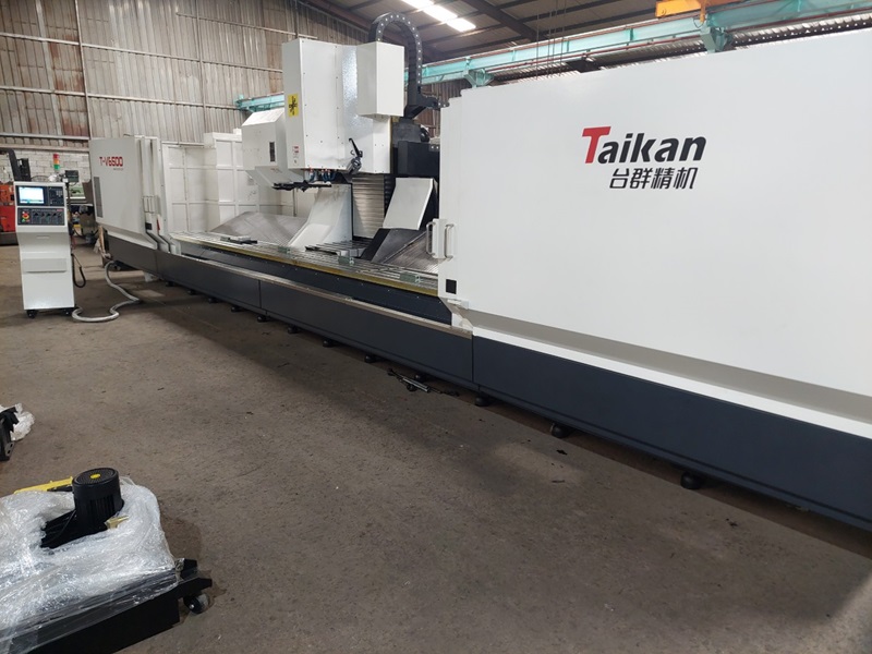 Trung tâm gia công Taikan T-V6500 chuyên gia công hàng dài, nặng