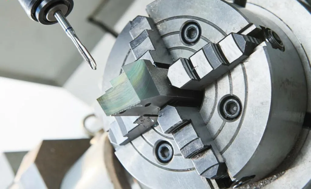 Cần lưu ý các thao tác gắn và lắp đặt an toàn, chính xác để đảm bảo collet cố định phôi chắc chắn