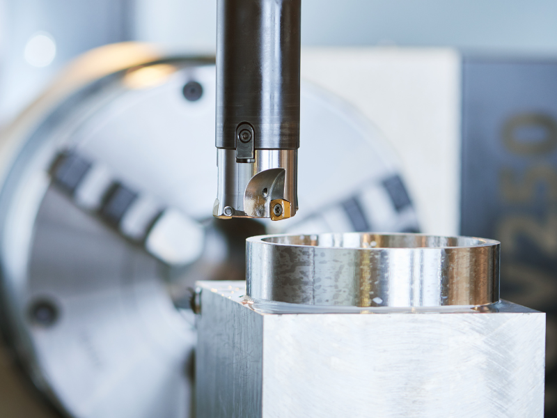 Máy phay CNC gia công thép phải có công suất phù hợp, độ cứng vững cao, gia công ổn định