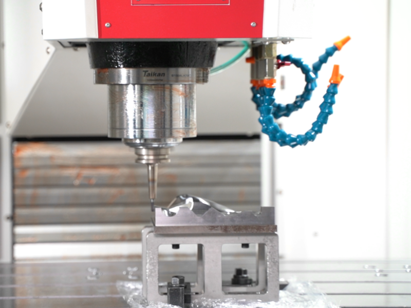 Gia công phay CNC là phương pháp cắt gọt kim loại bằng máy phay được điều khiển tự động thông qua hệ thống máy tính