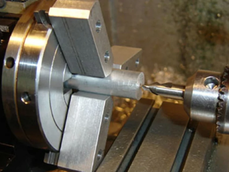 Tuỳ nhu cầu sử dụng và sản xuất để chọn lựa máy tiện CNC có phần đầu cơ hoặc CNC cho phù hợp