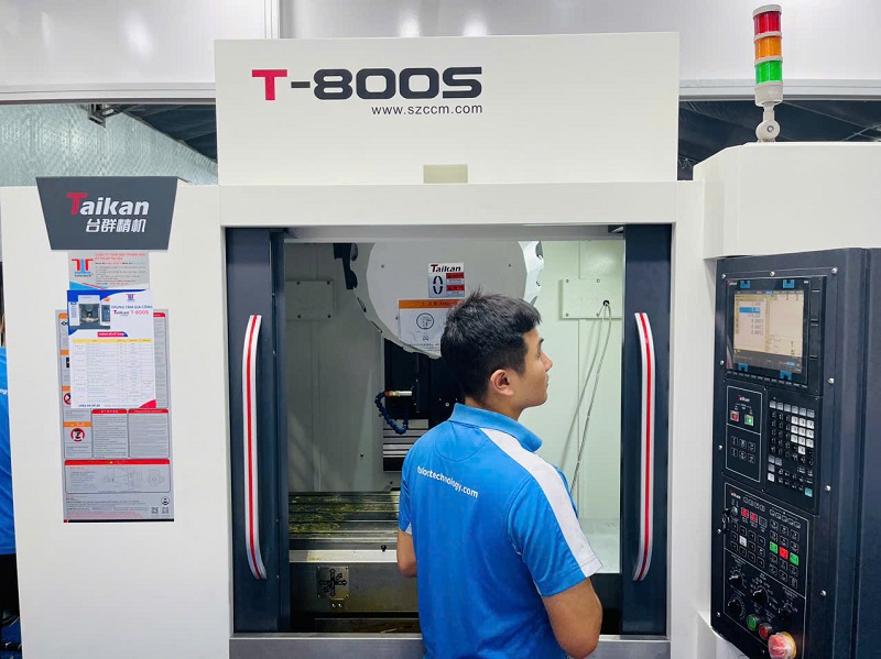 Thao tác vận hành máy CNC đòi hỏi sự chú ý và kỷ luật để đảm bảo an toàn và hiệu quả