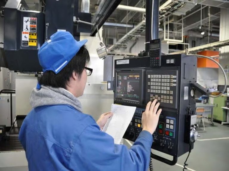 Thiết lập bảo trì định kỳ cho máy tiện CNC hàng ngày, hàng tháng, hàng quý.