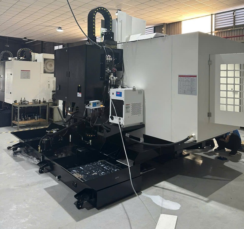 Băng tải phoi tích hợp trên máy CNC giúp thu gom phoi nhanh, không làm cản trở khu vực gia công