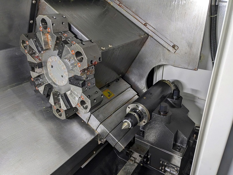 Tháp dao của máy tiện ngang CNC Taikan tự động hoá với khả năng thay dao linh hoạt