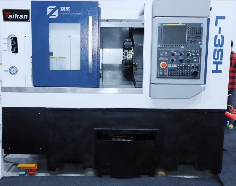 Máy tiện CNC ngang là máy tiện CNC có trục chính nằm ngang cho các nhu cầu gia công chi tiết đường kính lớn, chiều dài ngắn