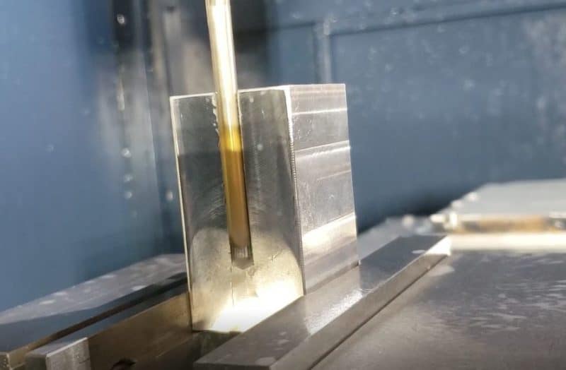 Cần phải thiết lập thông số về tốc độ cắt và lượng chạy dao hợp lý khi gia công khoan lỗ sâu G83