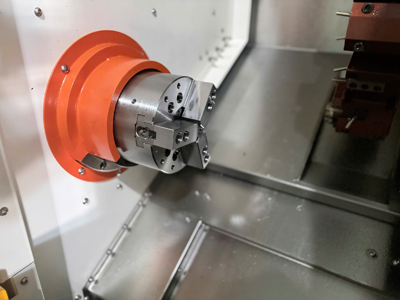 Gá phôi bằng mâm cặp là phương pháp sử dụng cơ cấu kẹp để giữ chặt phôi trên trục chính