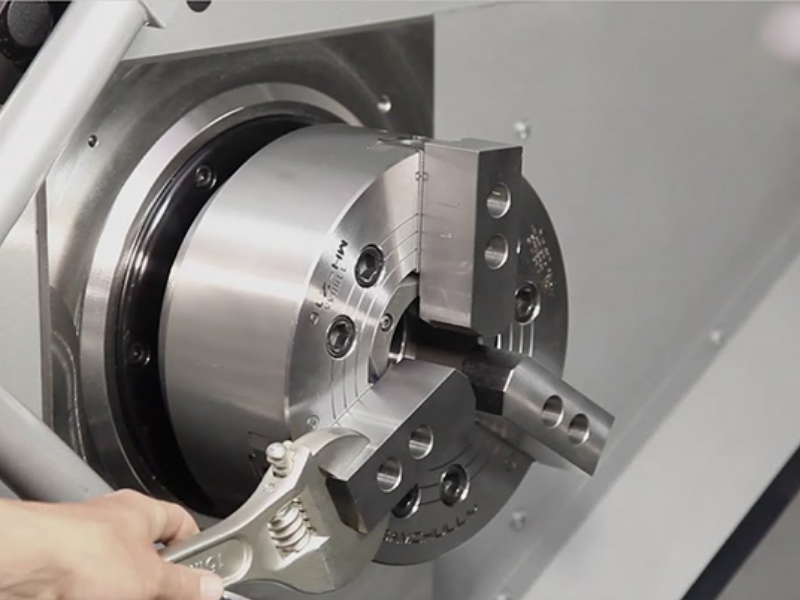 Quy trình gá phôi bằng mâm cặp cần thực hiện đúng kỹ thuật để tránh làm lệch tâm, giảm độ chính xác