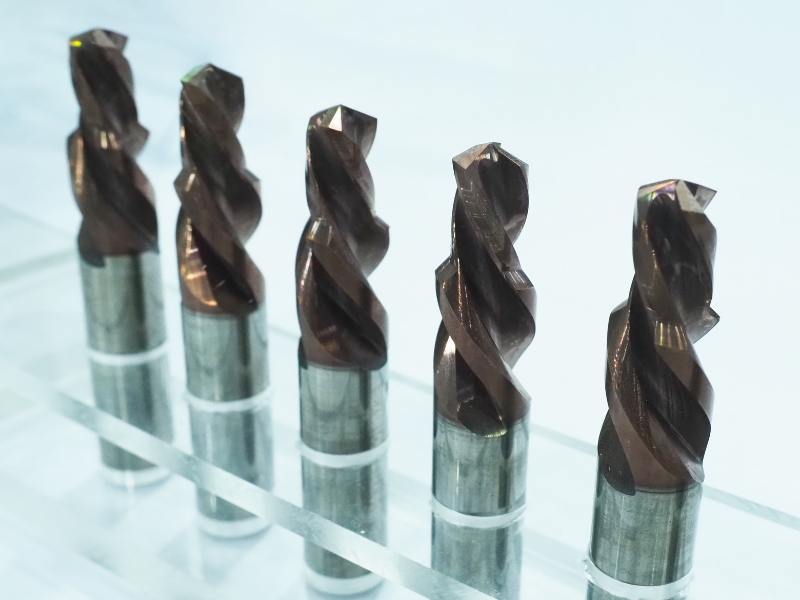 Chọn dao cụ chất lượng và sắc bén để gia công lỗ khoan ổn định, hiệu quả