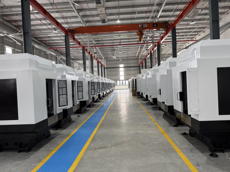 Máy phay CNC đứng là dòng máy gia công CNC có trục chính bố trí theo phương thẳng đứng, dùng để phay mặt, khoan lỗ, taro ren...