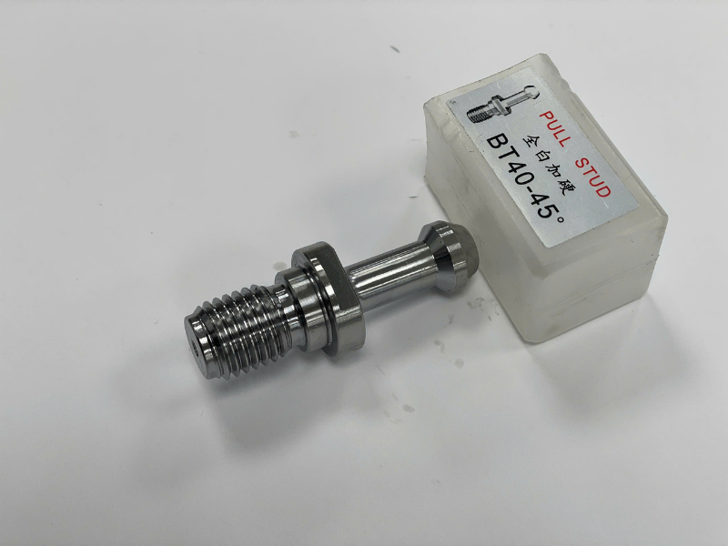 Đuôi chuột BT40 (Pull Stud BT40) là bộ phận kết nối giữa trục chính máy CNC và đầu kẹp dao hoặc dao cụ