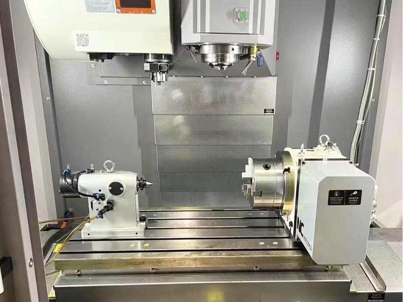 Chống tâm cho bàn xoay CNC là một thiết bị phụ trợ kết hợp với bàn xoay nhằm hỗ trợ định vị và giữ ổn định chi tiết gia công