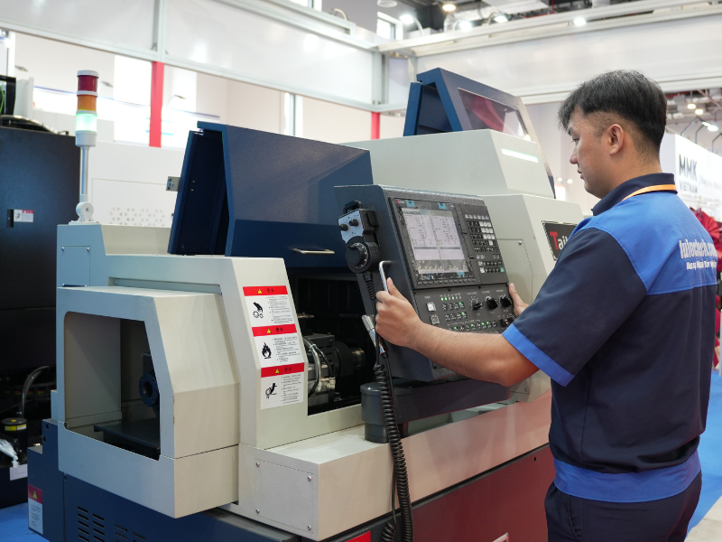 Người vận hành cần kiểm tra kỹ số dao và số offset, đối chiếu đúng với chương trình trước khi gia công thực tế