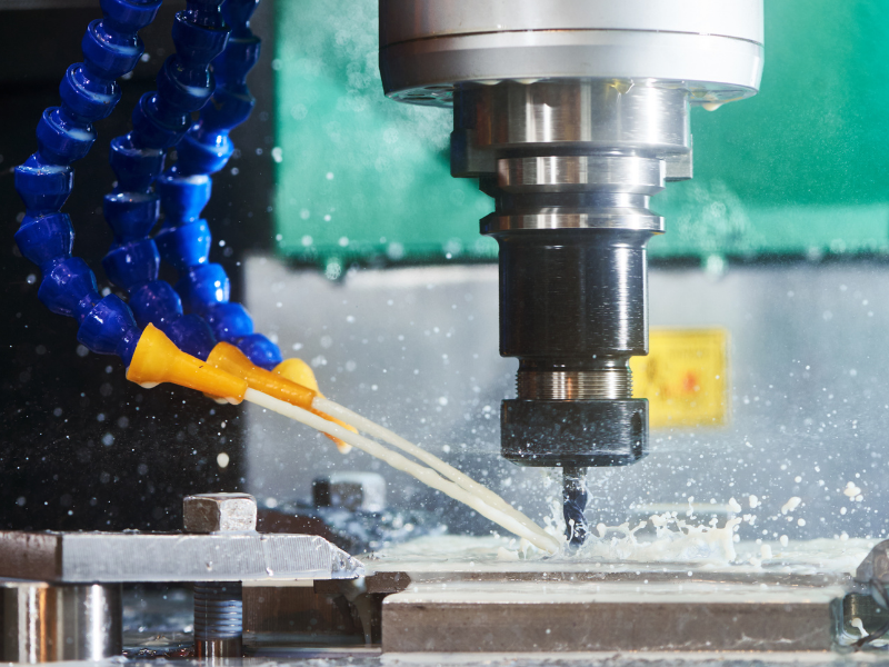 Gia công phay CNC là phương pháp sử dụng dụng cụ cắt quay để loại bỏ vật liệu khỏi phôi và tạo thành hình dạng theo yêu cầu
