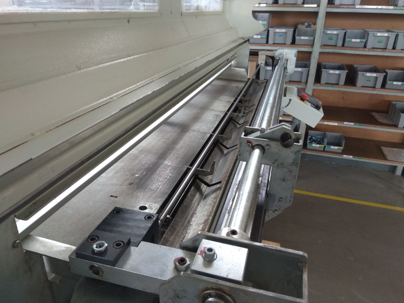 Kiểm tra tình trạng máy tiện, hệ thống cấp phôi, nguồn điện, khí nén và các cơ cấu chuyển động trước khi vận hành hệ thống cấp phôi tự động cho máy tiện CNC 
