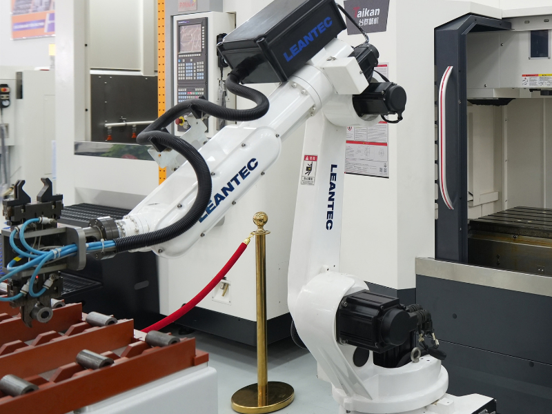 Bộ cấp phôi tự động tích hợp cánh tay robot hiện đại