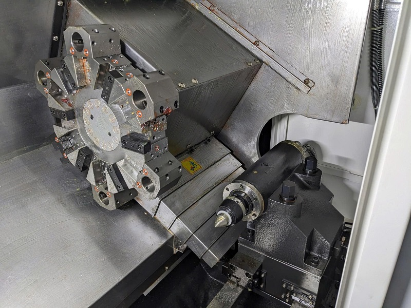 Máy tiện CNC có chống tâm là máy công cụ gia công tiện có trang bị cơ cấu chống tâm giúp hỗ trợ cố định phôi dài trong quá trình gia công 
